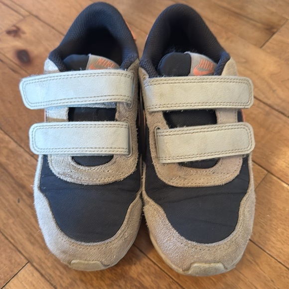 Toddler Nike Gym Shoe - Picture 2 of 5